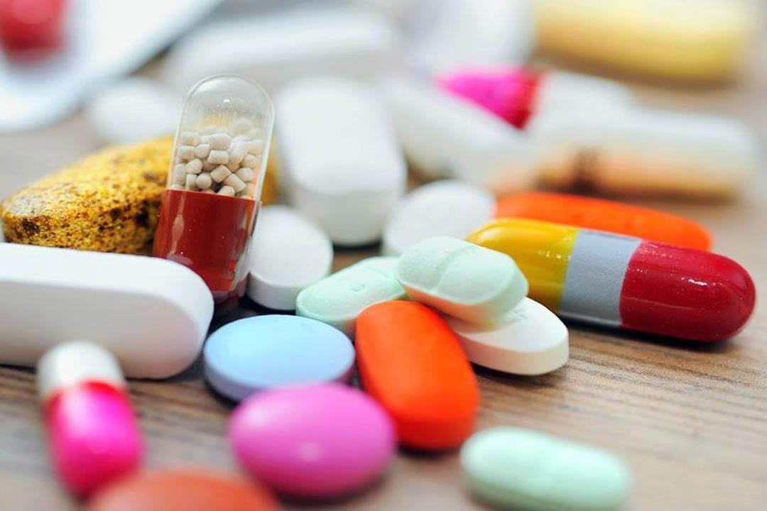 تناول بعض الأدوية يعرض صحتك للخطر إذ تم تناولها مع مواد غذائية معينة