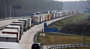 تكدس الشاحنات والسيارات بحدود الدول الأوروبية