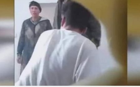 اعتقال السيدة التي ظهرت في شريط فيديو  تُعنف “ربيبها” من ذوي الاحتياجات الخاصة