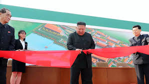 أول ظهور علني للزعيم الكوري الشمالي “كيم جونغ أون” بعد تزايد الشائعات عن وفاته