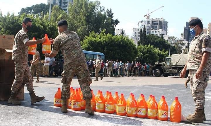 الجيش اللبناني يوزع المساعدات الغذائية المغربية على منكوبي فاجعة بيروت (صور)
