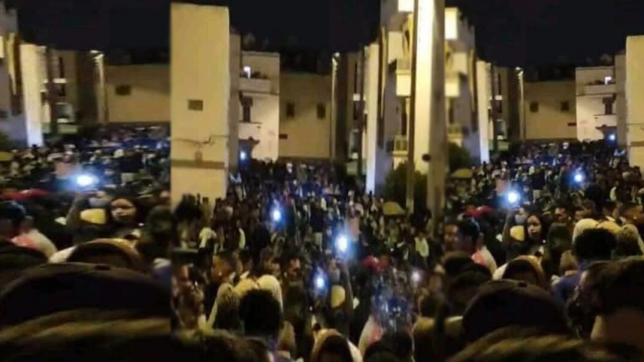 صادم … مئات الأشخاص يخرقون “الطوارئ” للاحتفال بـ”بوجلود” في أكادير