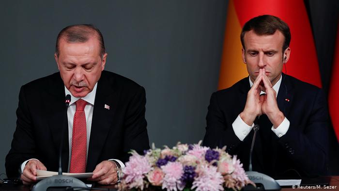 “أردوغان” يصف الرئيس الفرنسي بـ”الطامع غير المؤهل”