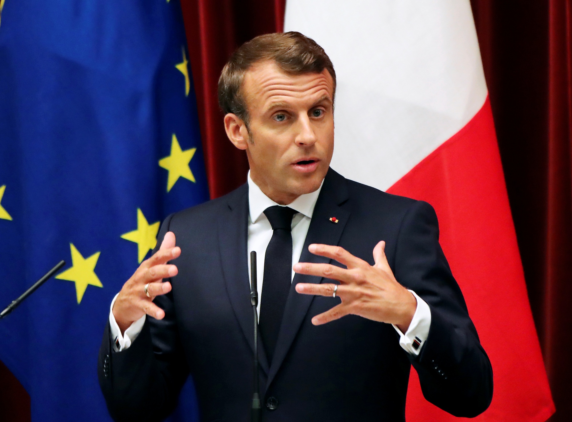 الرئيس الفرنسي يعتذر عن الرسوم المسيئة للرسول