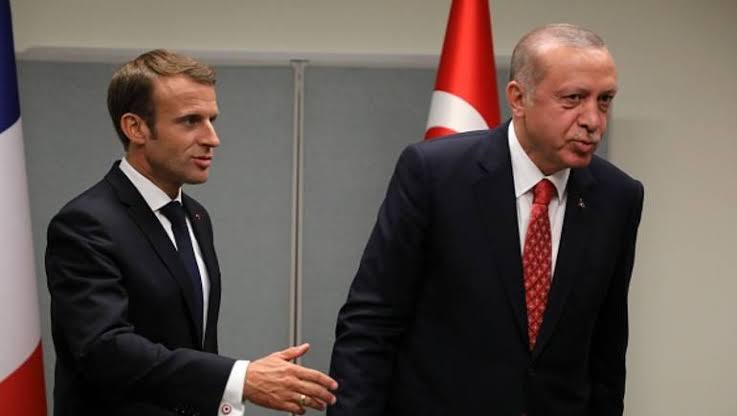 “أردوغان ” يهاجم “الرئيس الفرنسي”: “ما مشكلة المدعو ماكرون مع الإسلام؟”
