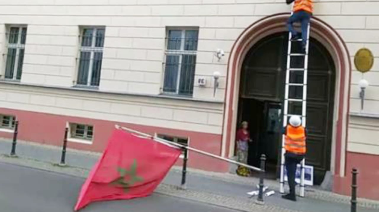 تقاعس الشرطة الالمانية.. إنفـ ـصالـ ـيون ينزعون العلم المغربي من مبنى السفارة ببرلين