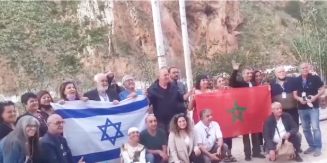وفد إسرائيلي يزور الحدود المغربية الجزائرية ويردد “خاوا خاوا”