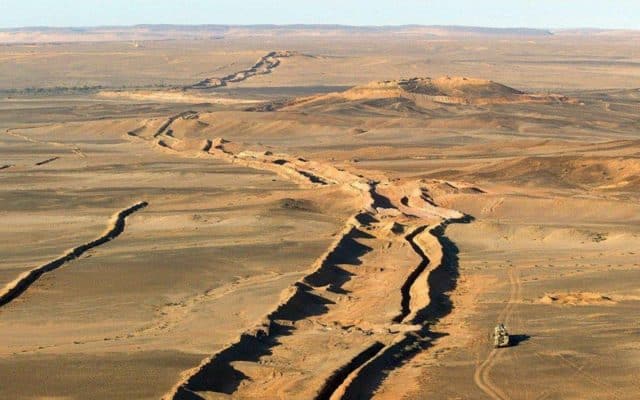الجدار الدفاعي المغربي يمتد في الصحراء