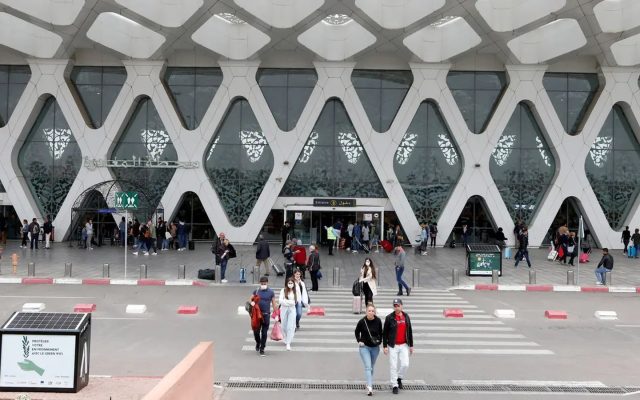 مطارات المغرب، مسافرون أمام مطار مراكش المنارة