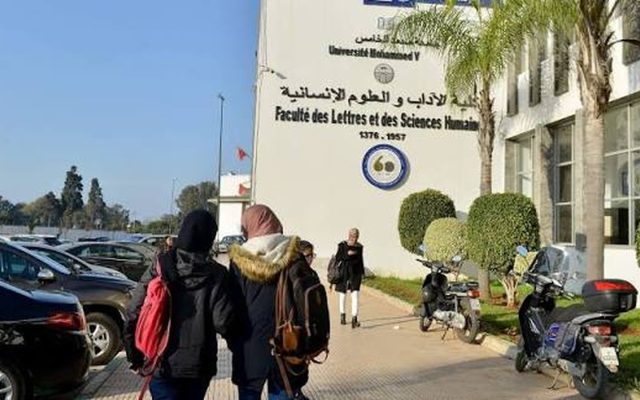 الخريطة الجامعية، طلبة أمام كلية الآداب والعلوم الإنسانية بالرباط